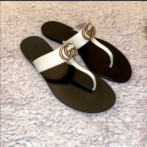 Vintage white Gucci thong sandal. Size 41.